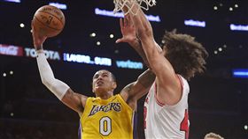 ▲Kyle Kuzma（左）攻下全隊最高22分3籃板5助攻。（圖／路透社／達志影像）