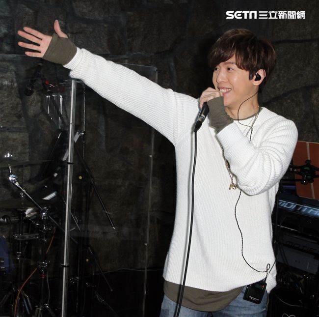 方泂鑌發片到演唱會好友張智成擔任嘉賓，送上十爪烏骨雞湯養氣進補，養生補體之外預祝開唱「十全十美」。（記者邱榮吉/攝影）