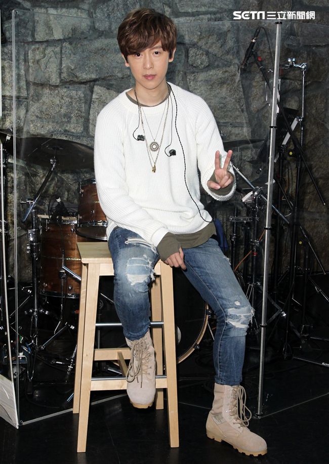 方泂鑌發片到演唱會好友張智成擔任嘉賓，送上十爪烏骨雞湯養氣進補，養生補體之外預祝開唱「十全十美」。（記者邱榮吉/攝影）