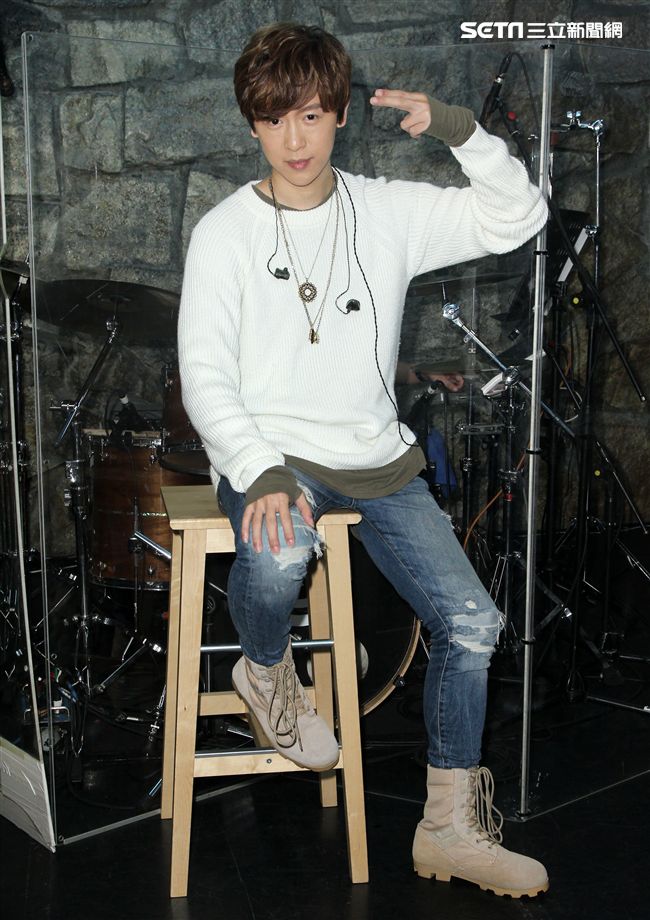 方泂鑌發片到演唱會好友張智成擔任嘉賓，送上十爪烏骨雞湯養氣進補，養生補體之外預祝開唱「十全十美」。（記者邱榮吉/攝影）