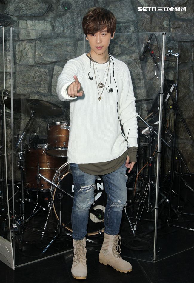 方泂鑌發片到演唱會好友張智成擔任嘉賓，送上十爪烏骨雞湯養氣進補，養生補體之外預祝開唱「十全十美」。（記者邱榮吉/攝影）