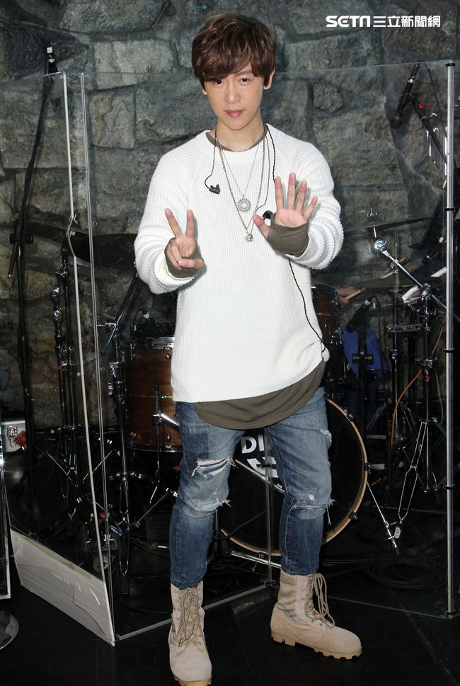 方泂鑌發片到演唱會好友張智成擔任嘉賓，送上十爪烏骨雞湯養氣進補，養生補體之外預祝開唱「十全十美」。（記者邱榮吉/攝影）