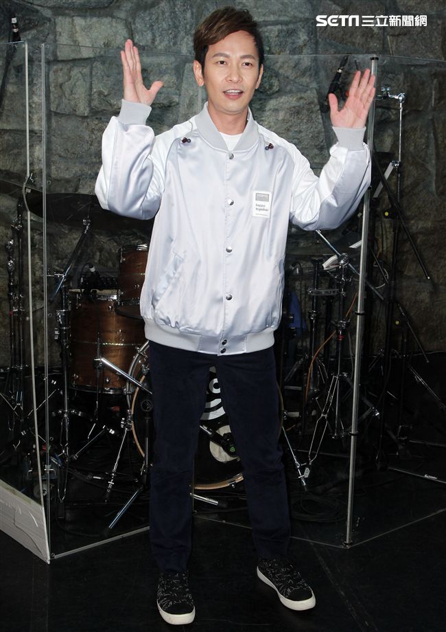 方泂鑌發片到演唱會好友張智成擔任嘉賓，送上十爪烏骨雞湯養氣進補，養生補體之外預祝開唱「十全十美」。（記者邱榮吉/攝影）