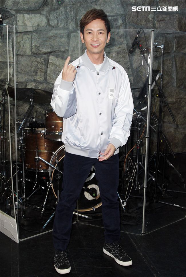 方泂鑌發片到演唱會好友張智成擔任嘉賓，送上十爪烏骨雞湯養氣進補，養生補體之外預祝開唱「十全十美」。（記者邱榮吉/攝影）