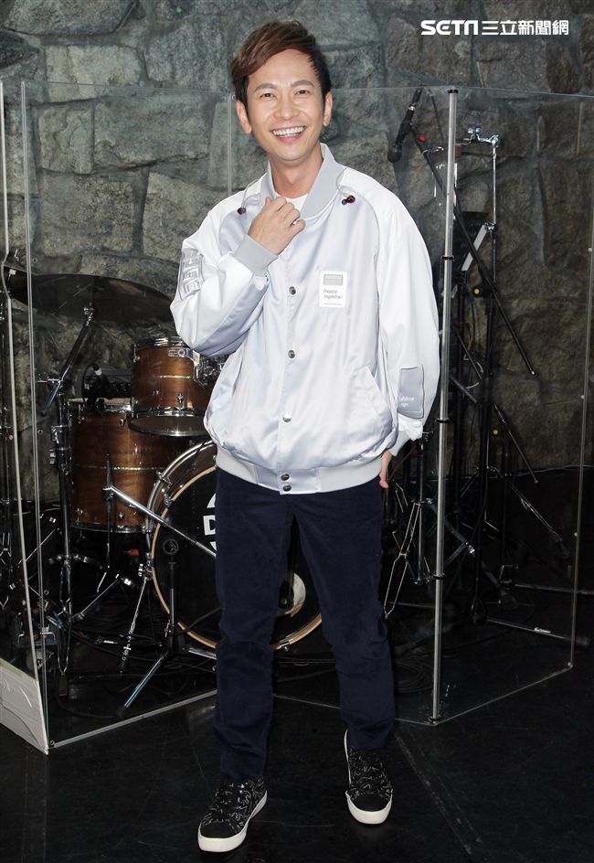 方泂鑌發片到演唱會好友張智成擔任嘉賓，送上十爪烏骨雞湯養氣進補，養生補體之外預祝開唱「十全十美」。（記者邱榮吉/攝影）