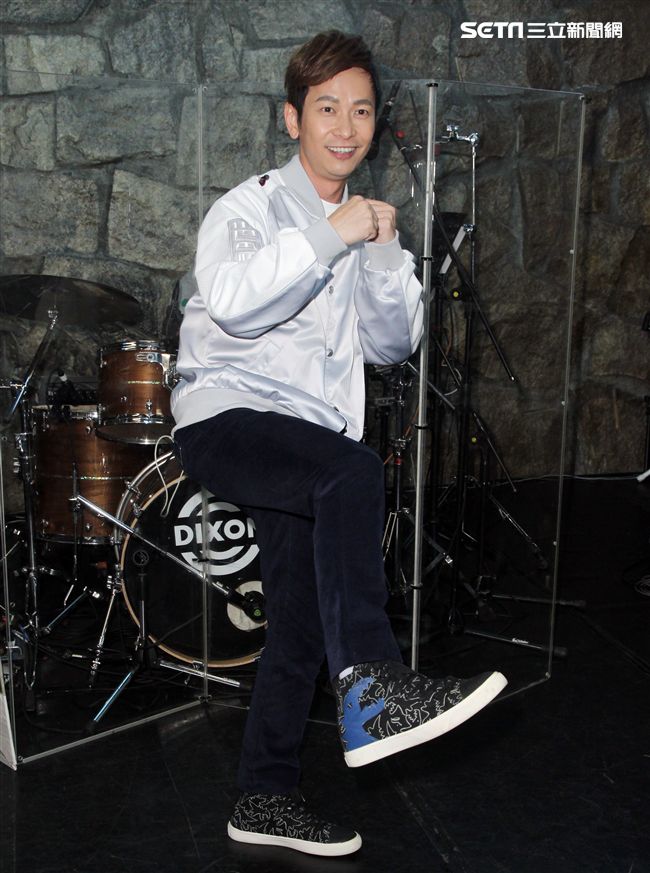 方泂鑌發片到演唱會好友張智成擔任嘉賓，送上十爪烏骨雞湯養氣進補，養生補體之外預祝開唱「十全十美」。（記者邱榮吉/攝影）