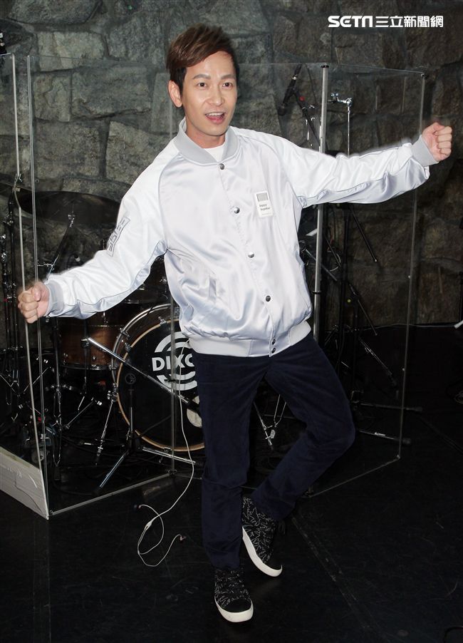 方泂鑌發片到演唱會好友張智成擔任嘉賓，送上十爪烏骨雞湯養氣進補，養生補體之外預祝開唱「十全十美」。（記者邱榮吉/攝影）