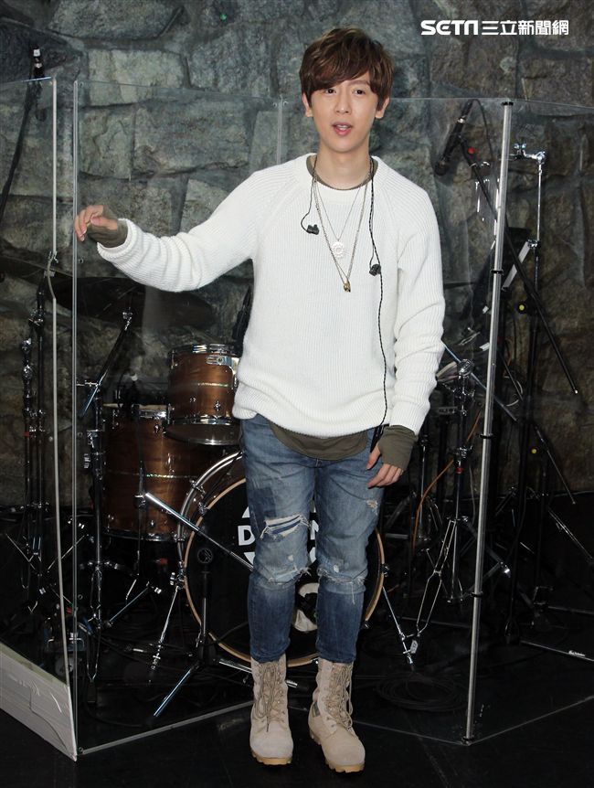 方泂鑌發片到演唱會好友張智成擔任嘉賓，送上十爪烏骨雞湯養氣進補，養生補體之外預祝開唱「十全十美」。（記者邱榮吉/攝影）