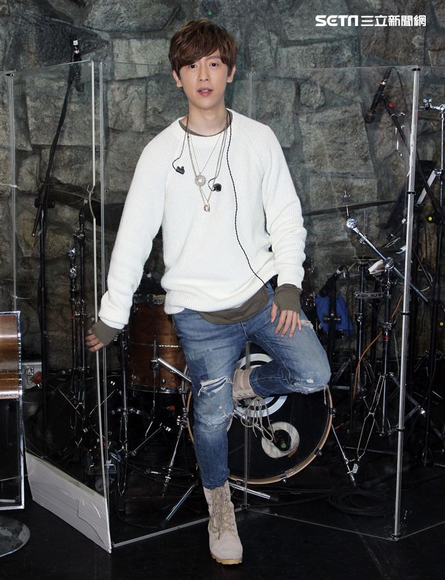 方泂鑌發片到演唱會好友張智成擔任嘉賓，送上十爪烏骨雞湯養氣進補，養生補體之外預祝開唱「十全十美」。（記者邱榮吉/攝影）