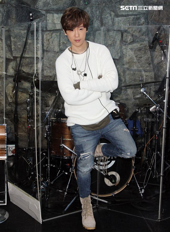 方泂鑌發片到演唱會好友張智成擔任嘉賓，送上十爪烏骨雞湯養氣進補，養生補體之外預祝開唱「十全十美」。（記者邱榮吉/攝影）