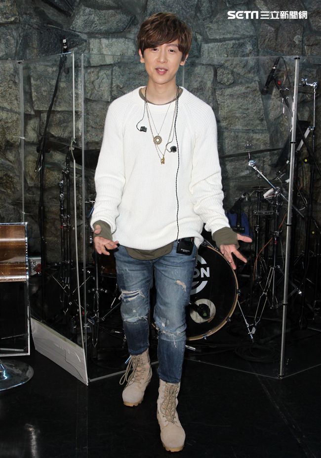 方泂鑌發片到演唱會好友張智成擔任嘉賓，送上十爪烏骨雞湯養氣進補，養生補體之外預祝開唱「十全十美」。（記者邱榮吉/攝影）