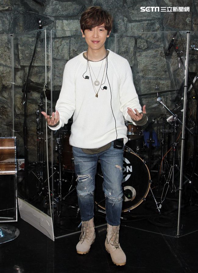 方泂鑌發片到演唱會好友張智成擔任嘉賓，送上十爪烏骨雞湯養氣進補，養生補體之外預祝開唱「十全十美」。（記者邱榮吉/攝影）