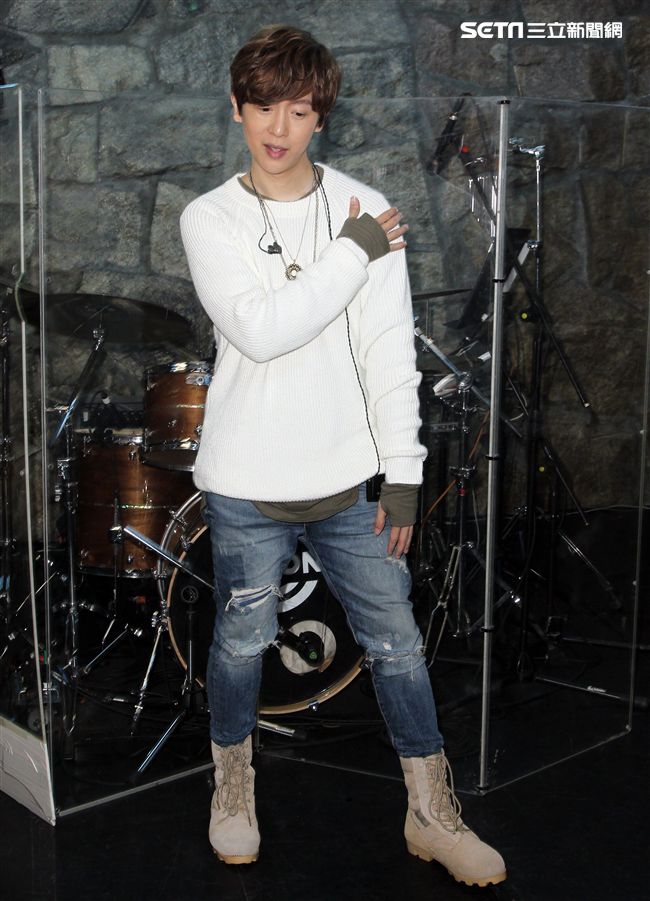 方泂鑌發片到演唱會好友張智成擔任嘉賓，送上十爪烏骨雞湯養氣進補，養生補體之外預祝開唱「十全十美」。（記者邱榮吉/攝影）