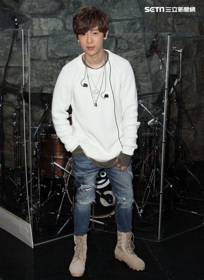 方泂鑌發片到演唱會好友張智成擔任嘉賓，送上十爪烏骨雞湯養氣進補，養生補體之外預祝開唱「十全十美」。（記者邱榮吉/攝影）