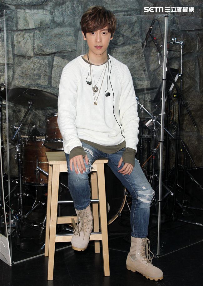 方泂鑌發片到演唱會好友張智成擔任嘉賓，送上十爪烏骨雞湯養氣進補，養生補體之外預祝開唱「十全十美」。（記者邱榮吉/攝影）