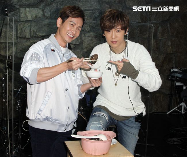 方泂鑌發片到演唱會好友張智成擔任嘉賓，送上十爪烏骨雞湯養氣進補，養生補體之外預祝開唱「十全十美」。（記者邱榮吉/攝影）