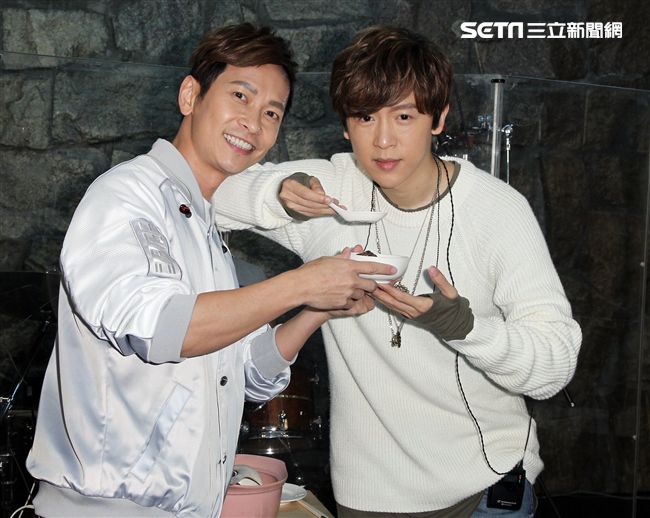 方泂鑌發片到演唱會好友張智成擔任嘉賓，送上十爪烏骨雞湯養氣進補，養生補體之外預祝開唱「十全十美」。（記者邱榮吉/攝影）