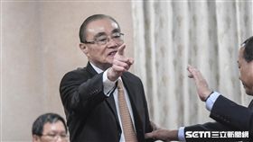 國防部長馮世寬22日前往國防及外交委員會接受備詢，對國民黨立委曾銘宗動怒 圖／記者林敬旻攝