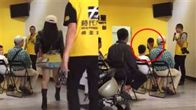 不是第一次…婚禮白吃女亂入時力活動　怒斥：不要碰我！ 圖翻攝自時代力量桃園黨部臉書 https://www.facebook.com/npptaoyuan/videos/1853505864978513/?hc_location=ufi