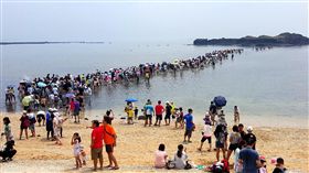 冬遊澎湖觀光消費券21日起兌領（2）2017年澎湖縣政府首推「冬遊澎湖觀光遊客消費券」，期盼冬季能帶來更多遊客人潮，刺激消費、活絡經濟，讓澎湖的冬天不打烊。（資料照片）中央社  106年11月17日