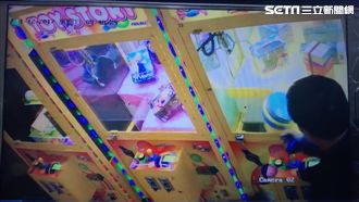 用吸的夾娃娃？男辯：摩擦玻璃的吸力