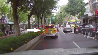 分隔島當垃圾桶！運將吃完便當隨手扔