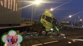 國道1號南下楠梓路段發生重大車禍。（圖／道路資訊工作室）