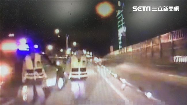 高架道路成停車場　他被喚醒後這麼說