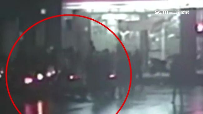 不滿被超車　7惡煞攔車持械追打