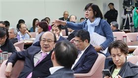 勞基法修法　綠委質詢超時被請下台（2）立法院社環委員會20日審查勞基法部分條文修正草案，會議空轉11小時，直到晚間8時許才進入詢答。民進黨立委林淑芬（右藍衣立者）因上台質詢超時，被柯建銘（前左）等人勸下台，她在台下表達不滿。中央社記者裴禛攝　106年11月20日
