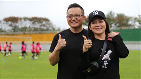 王彩樺夫婦花蓮捐贈足球球衣藝人王彩樺（右）與擔任中華民國足球發展推廣協會理事長的夫婿黃品文（左）22日造訪花蓮，拜訪秀林國中等校捐贈逾80件足球球衣，鼓勵年輕足球員們勇敢追夢。中央社記者李先鳳攝　106年11月22日