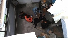 攻堅竟從屋頂墜！警踩空塑膠板不慎摔傷