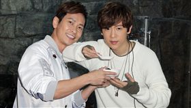 方泂鑌發片到演唱會好友張智成擔任嘉賓，送上十爪烏骨雞湯養氣進補，養生補體之外預祝開唱「十全十美」。（記者邱榮吉/攝影）