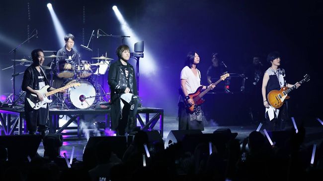 五月天玩壞歌迷　帶頭唱進行曲式擁抱