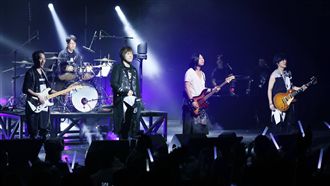 五月天玩壞歌迷　帶頭唱進行曲式擁抱