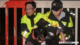 勞團先在今晨兩點以紅漆突襲總統官邸、勞動部、行政院及經濟部，抗議蔡英文政府強推惡法，犧牲勞工權益。圖／記者林敬旻攝