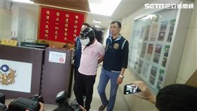 警方逮到縱火嫌犯李國輝。（圖／記者游承霖攝）