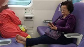 大媽,大嬸,搓腳,機捷,異味,公德心,捷運,車廂（圖／翻攝自臉書爆料公社）