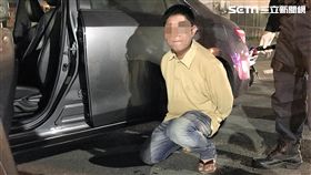 王男紅線違停遭保大特勤警員盤查，他先交2包K他命，警員仍不放過他，最後搜出25包K他命及46包毒咖啡包，特別的是毒咖啡包上還印有《正義聯盟》的圖騰，警方訊後依毒品罪送辦（翻攝畫面）