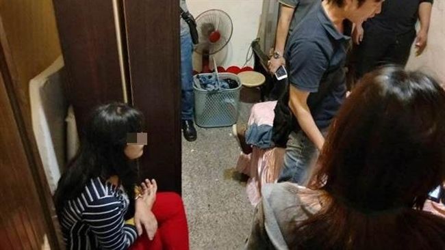 淫笑6公尺！紅蟳姐和鮮肉吸毒抱一起