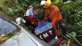 自小客車衝落台南野溪　5輕傷一輛自小客車21日行經台南市白河區大林里山區時，突然失控滑落約10公尺深的野溪邊坡，消防人員獲報前往救出車上5人，均輕傷無大礙。（翻攝畫面）中央社記者楊思瑞台南傳真　106年11月21日