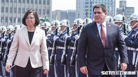 總統蔡英文於總統府以軍禮迎巴拉圭總統卡提斯。 圖／記者林敬旻攝