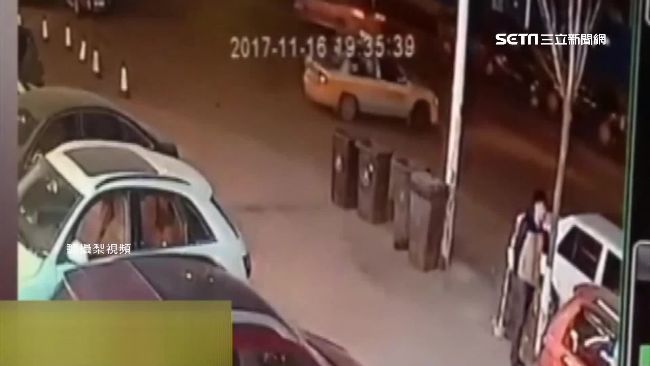 男路邊講手機　10秒內兩度閃過死神