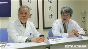 台大醫院大腸直腸外科主任梁金銅（左）與台大醫院外科部醫師吳耀銘（右）呼籲，健保署能盡快將達文西手術納入健保給付，讓更多患者能夠受惠。（圖／記者楊晴雯攝）