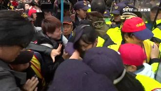 抗議勞基法闖關　勞團翻牆衝立院拉扯