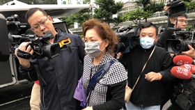 中和大火釀9死  警方傳喚房東說明中和區一棟公寓出租套房22日晚間發生火警，釀9死2傷。警方23日傳喚連姓房東（前中）說明。中央社記者林長順攝  106年11月23日