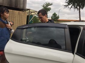 張明華的弟弟趕抵板橋殯儀館時難過地不斷拭淚。（圖／記者陳啟明攝）