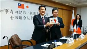 日本千葉縣知事森田健作（右3）22日到桃園市和市長鄭文燦（右2）會談後，桃園市有意協調讓千葉縣農產品可在明年4月的農業相關活動中販售。／鄭文燦臉書