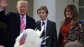 川普與妻及子現身  特赦火雞美國總統川普（左）21日遵循傳統，在白宮舉行感恩節赦免火雞的儀式，他的最小兒子拜倫．川普（中）及第一夫人梅蘭妮亞．川普也一同見證。中央社記者鄭崇生華盛頓攝  106年11月22日