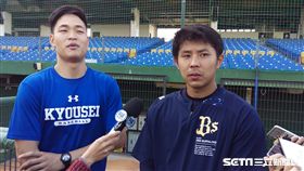 ▲歐力士捕手若月健矢（右）來台灣打冬季聯盟。（圖／記者蕭保祥攝）